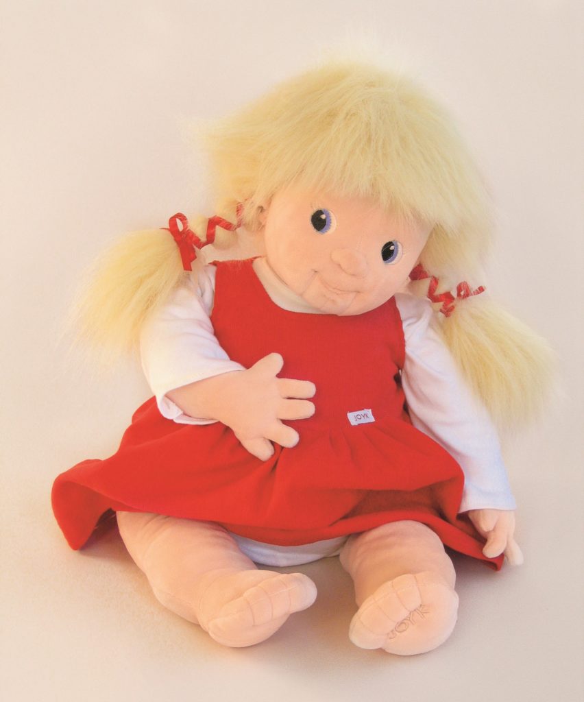 Poupee d empathie Nelly objet ludique pour les therapies non medicamenteuse permettant d ameliorer la relation avec le malade