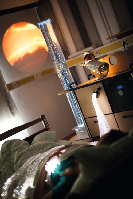 chariot snoezelen mobile équipé : approche sensorielle pour ehpad