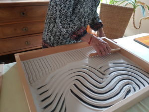 jeu de moticité fine avec la table à sable