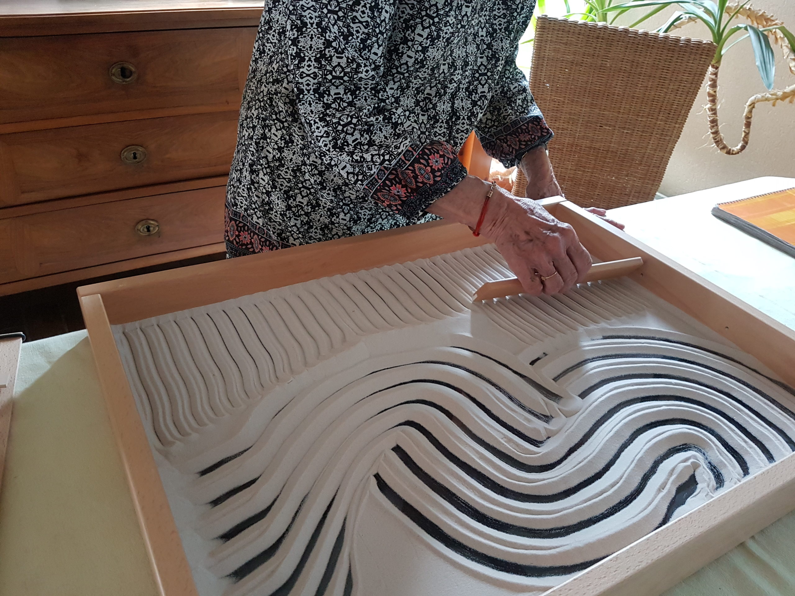 jeu de moticité fine avec la table à sable