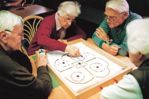 personnes agees stimulees avec un jeu sensoriel.jpg